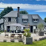 Luxurious 5-suite Near Deauville *